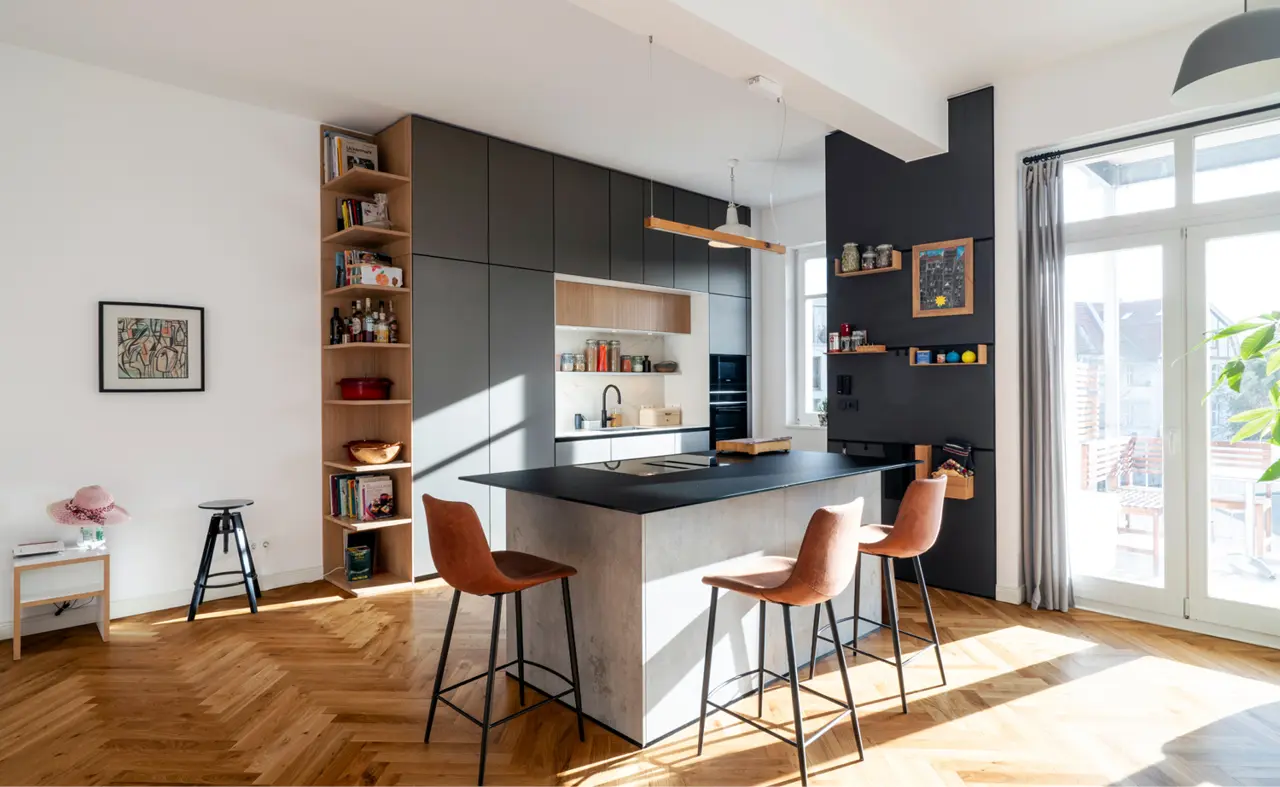 Hell beleuchtete Großraumküche